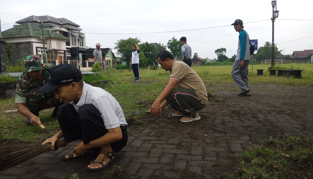 Kerja Bakti Bersih Lingkungan Kantor Kalurahan Pleret