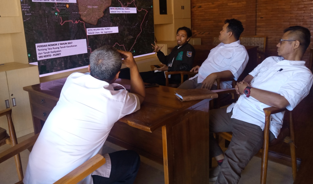 Rapat Koordinasi Dengan Balai PEMDES (Menanggapi Tamu)