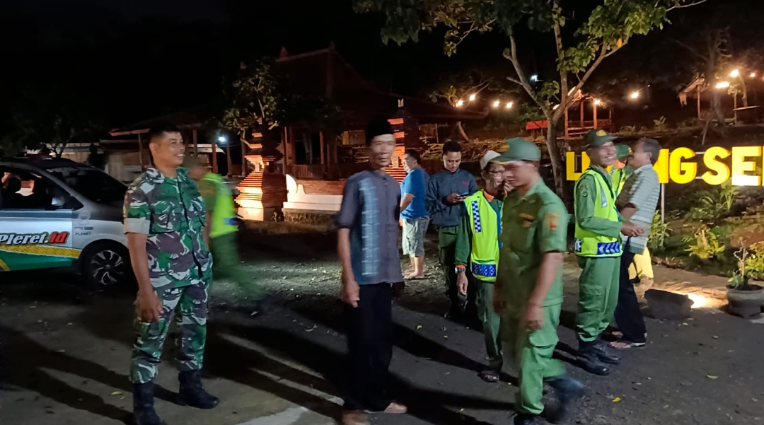 Linmas Kalurahan Pleret Bersama Bhabinkamtibmas dan Babinsa Gelar Giat Monitoring Kamtibmas