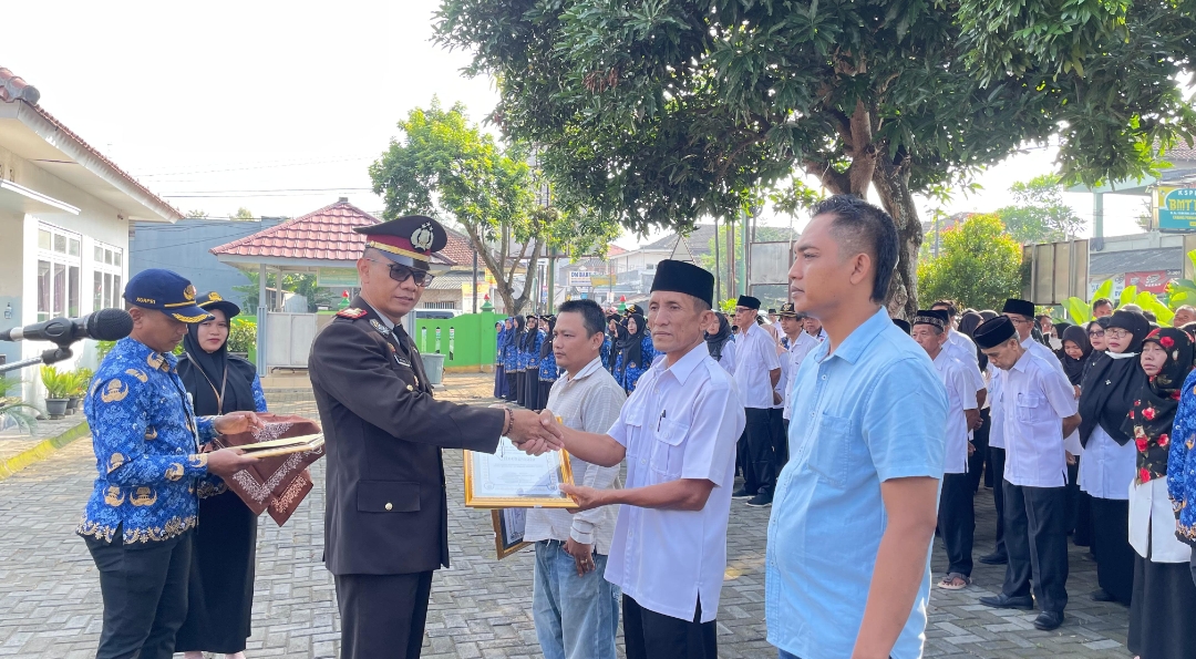 Kapolsek Pleret Berikan Penghargaan kepada Dukuh Kauman dalam Peringatan Hardiknas Tahun 2024